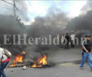 Con quema de llantas los pobladores obstaculizaron el paso vehicular en la carretera hacia el sur de Honduras. Fotos: Estalin Irias.