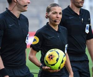 La antigua jugadora del AS Herblay, un equipo de la región parisina, comenzó en el arbitraje a los 13 años.