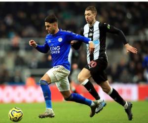 El delantero español Ayoze Pérez, izquierda, del Leicester City, deja atrás a Florian Lejeune, del Newcastle, en el partido por la Liga Premier en el St James' Park de Newcastle, Inglaterra, el miércoles 1 de enero de 2020. (AP)