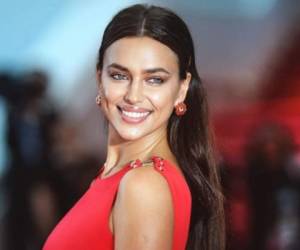 Irina Shayk es una modelo y actriz rusa conocida por su trabajo en la revista Sports Illustrated desde el año 2007.