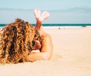 Para mantener un pelo sano en verano es necesario tomar precauciones, sobre todo si saldrá a bañar.