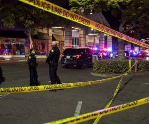 Policías custodian afuera del centro comercial Arden Fair Mall después de un tiroteo que dejó una persona muerta y otra herida de gravedad, en Sacramento. Foto: AP.