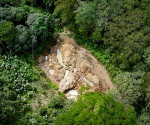 Con compartimientos estructurados como un búnker, un muro de contención y completamente sellado estaría la fortuna de Meza, quien presuntamente mandó a construir una laguna artificial para ocultarla.