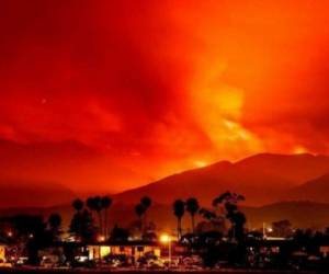 Los incendios forestales en California hacen que el cielo se torne color naranja. Foto: Agencia AFP