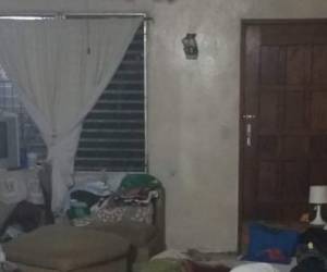 El cuerpo de la señora quedó a pasos de la puerta de la vivienda, en la sala.