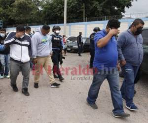 Momento en que los presuntos taxistas eran trasladados hasta las instalaciones de la Direccción Policial de Investigaciones (DPI). Foto: Estalin Irías/ EL HERALDO