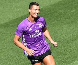 Crisitano Ronaldo calentando previo al partido contra el Real Madrid, después de haber estado lesionado.