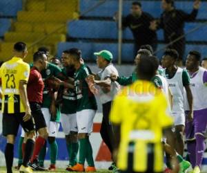 El partido contó con un mal arbitraje de Héctor Rodríguez y sus colaboradores. Ambos bandos se manifestaron perjudicados. Foto: El Heraldo.