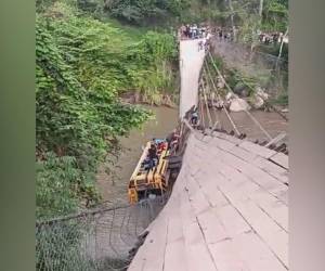 Un bus con pasajeros cayó en las profundidades de un río en Santa Bárbara.