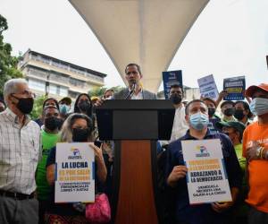 El expresidente de la Asamblea Nacional venezolana y líder opositor Juan Guaidó habla durante una conferencia de prensa en la plaza Los Palos Grandes en Caracas.