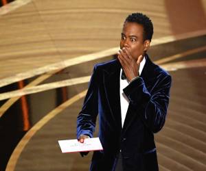 El actor estadounidense Chris Rock habla en el escenario durante la 94ª entrega de los Oscar en el Dolby Theatre de Hollywood, California, el 27 de marzo de 2022.