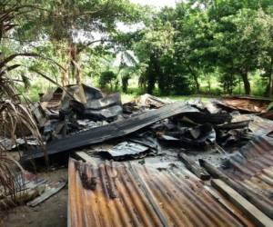 Así quedó la cantina tras ser quemada por desconocidos en Cuyamel, Cortés.