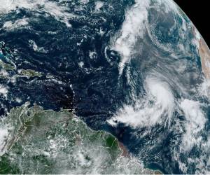 El NHC avisó de que hacia el domingo la costa del sureste de EEUU, recientemente impactada por el huracán Helene, podría registrar un fuerte oleaje debido a Kirk,