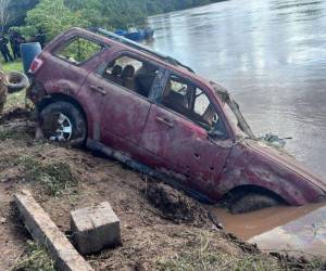 Una camioneta propiedad de Mario Bernal Chávez fue encontrada en el río Ulúa el martes y presentaba varias perforaciones.