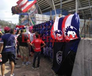 Las banderas y camisas de Olimpia y Motagua ya están instaladas en las afueras del estadio Nacional en Tegucigalpa. (Fotos: Ronal Aceituno / Grupo Opsa)