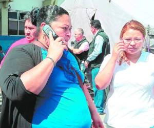 Suyapa Matamoros llegó desesperada al Hospital Escuela Universitario para saber cómo se encontraba su sobrino.