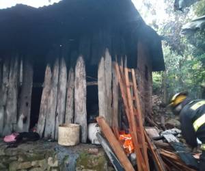 Un bombero trabaja para enfriar la zona de la tragedia en El Zamorano.