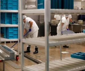 En esta imagen del 10 de septiembre de 2019, se ve a trabajadores en la cocina de un Centro de Detención federal en Tacoma, Washington, durante un recorrido de prensa. (AP Foto/Ted S. Warren, Archivo).