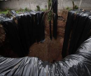 Un gran socavón en las cercanías de la Escuela República de China representa un peligro para los habitantes de la residencial Honduras y la residencial Los Portales en Tegucigalpa; sin embargo, las autoridades no han dado respuesta para reparar el enorme agujero.