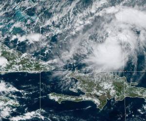 Fotografía satelital cedida por la Oficina Nacional de Administración Oceánica y Atmosférica (NOAA) a través del Centro Nacional de Huracanes (NHC) estadounidense donde se muestra la localización de la tormenta tropical Oscar en el Atlántico.