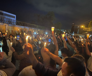 Decenas de personas se reunieron afuera de la Dirección Nacional de Fuerzas Especiales para brindar su apoyo a JOH.