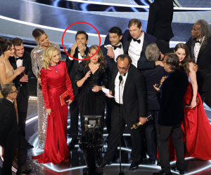 Eugenio lanzó un beso al cielo para su madre, con quien miraba los premios Oscar cuando era niño.