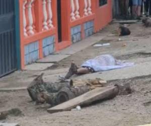 El cadáver del hombre quedó tirado frente de unas casas.