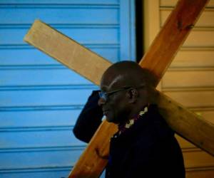 Un feligrés cristiano carga una cruz en Vía Dolorosa rumbo a la Iglesia del Santo Sepulcro durante la procesión del Viernes Santo en la Ciudad Vieja de Jerusalén, el viernes 19 de abril de 2019.