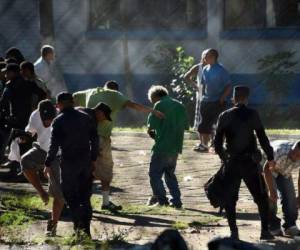 Imágenes y vídeos de la prensa local mostraban a familiares desesperados en búsqueda de información de los reos en el perímetro de la cárcel. Foto: Agencia AFP