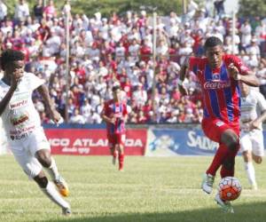 Carlo Costly en acción durante el juego ante Platense (Foto: Neptalí Romero)