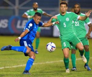 El Salvador, a sabiendas que jugaba de local, se vio desesperado en el terreno de juego, pues los goles no llegaban. Foto: AFP.