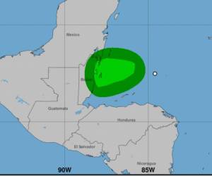 El fenómeno se encuentra a unos 125 kilometros de la isla de Roatán.