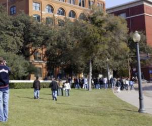 Los cambios en Texas incluyen varias medidas propuestas por el gobernador Greg Abbott poco después de la matanza en mayo de 2018 en la escuela secundaria Santa Fe cerca de Houston. (AFP)