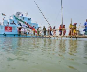 Without the floating hospitals of the Friendship NGO, most of the people living around the Brahmaputra River in northern Bangladesh would never have come face to face with a doctor.