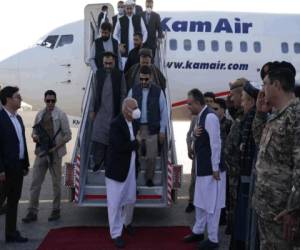 La Oficina de Prensa del presidente de Afganistán, muestra al presidente de Afganistán, Ashraf Ghani (C), llegando a Mazar-i-Sharif. Oficina de prensa del presidente de Afganistán / AFP