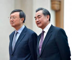 El ministro de Relaciones Exteriores de China, Wang Yi (R), habla con el consejero de Estado de China, Yang Jiechi. Foto: Agencia AFP