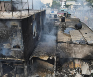 Los restos calcinados del local comercial tras la explosión en la localidad dominicana.