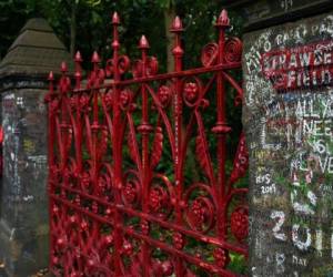 Los visitantes escriben en la pared junto a las puertas de Strawberry Field en Liverpool, noroeste de Inglaterra. Foto: AFP.