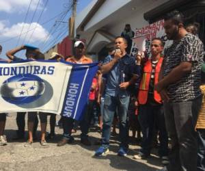 Un grupo de hondureños mientras realizaba un plantón afuera de las oficinas de la Comisión Mexicana de Ayuda a Refugiados en México. Foto: Pueblo Sin Fronteras