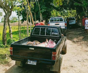 Los cuerpos en estado de descomposición fueron trasladados en la paila de un vehículo, envueltos en sábanas.