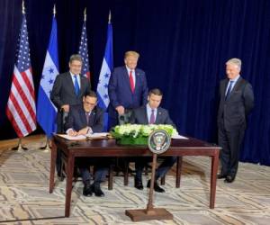 El acuerdo migratorio fue firmado por Lisando Rosales, canciller de Honduras y el secretario interino de Seguridad, Kevin McAleenan. El presidente de Honduras, Juan Orlando Hernández, y el mandatario estadounidense, Donald Trump, también estuvieron presentes. Foto: EL HERALDO.