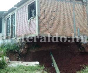 En el aire quedaron las estructuras de estas casas situadas en la residencial Honduras debido a la desestabilización del suelo a causa de las últimas lluvias, foto: El Heraldo.