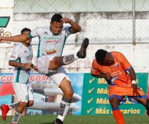 Acción del partido entre Platense y Lobos UPNFM en Puerto Cortés. Foto: Neptali Romero / El Heraldo.