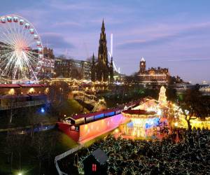 Mercadillo navideño de Princes Street en Edimburgo (Escocia). El mercado navideño de Edimburgo, en Escocia, se encuentra en el tercer lugar con 59.078 menciones en Instagram. Ubicado en el histórico centro de la ciudad, este mercado ofrece más de 70 puestos y eventos en vivo, además de la famosa noria ‘The Big Wheel’, la más grande de Escocia. Este mercado es ideal para disfrutar en familia, ya que ofrece una variedad de actividades que hacen de Edimburgo uno de los destinos más encantadores durante la Navidad.