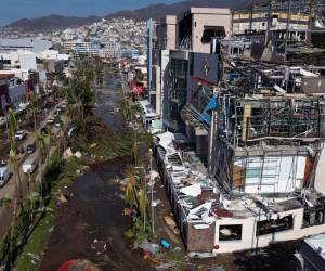 Caos y devastación total dejó el huracán Otis sobre Acapulco. Hasta el momento se reportan 27 personas muertas y millones de dólares en daños. La zona turística quedó totalmente destruida, así como los hospitales y los barrios más pobres del lugar. Estas son las imágenes.