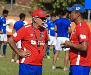 Keosseián y su asistente Mario Beata platicando durante el entrenamiento que tuvieron ayer los Merengues. Olimpia juega mañana en Juticalpa.