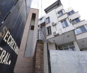 El abogado Frank Galo acompaña al juez Marco Vallecillo durante su audiencia inicial en los Juzgados de Criminalidad Organizada y Corrupción.