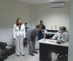 El embajador de EEUU, James Nealon recorrió el Centro de Ciencias Forenses junto a funcionarios de esta dependencia del MP.