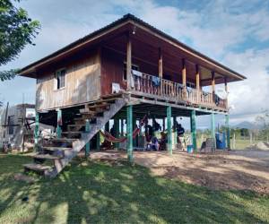 La vivienda de madera se localiza en una finca en el municipio de Iriona, Colón.