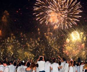 Cada año, millones de personas en todo el mundo celebran la llegada del Año Nuevo de formas diversas y espectaculares. Desde vibrantes shows de fuegos artificiales hasta rituales tradicionales, algunas ciudades se destacan por ofrecer experiencias inolvidables para despedir el año.